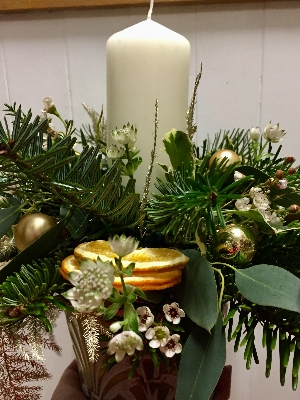 Christmas gold table posy