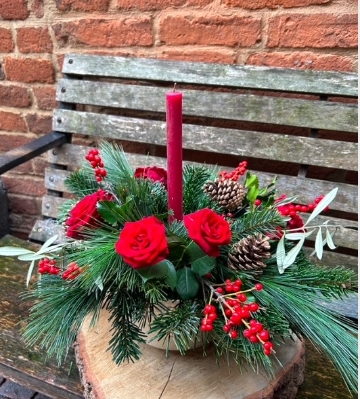 Red rose Christmas candle posy